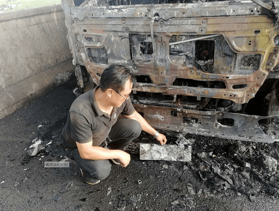 g18荣乌高速棋乌段突发货车自燃事故 十一支队一大队开展紧急救援