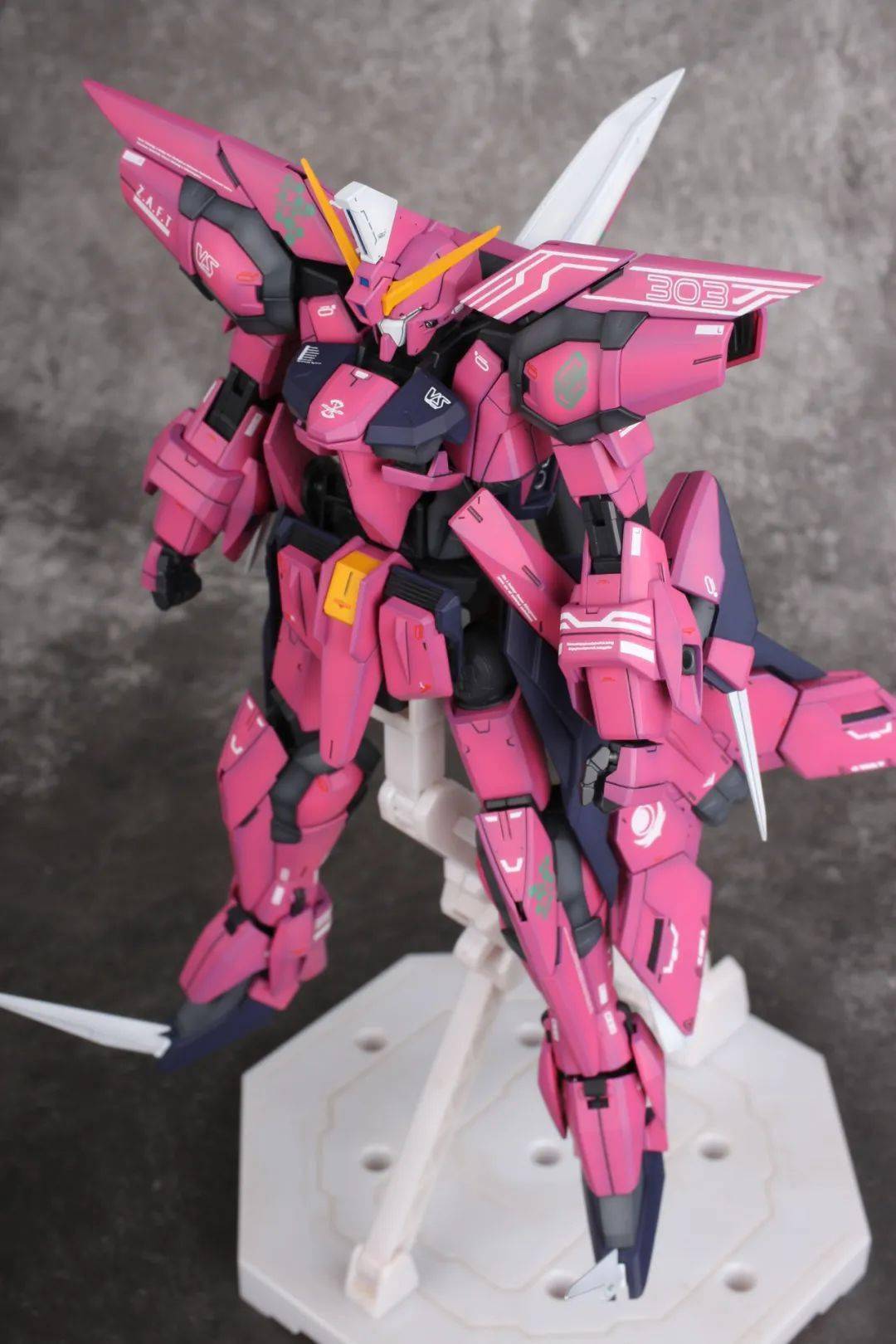 站姿↓这次的mg圣盾制作,整体配色采取阴影喷涂,紫色阴影深粉红主色