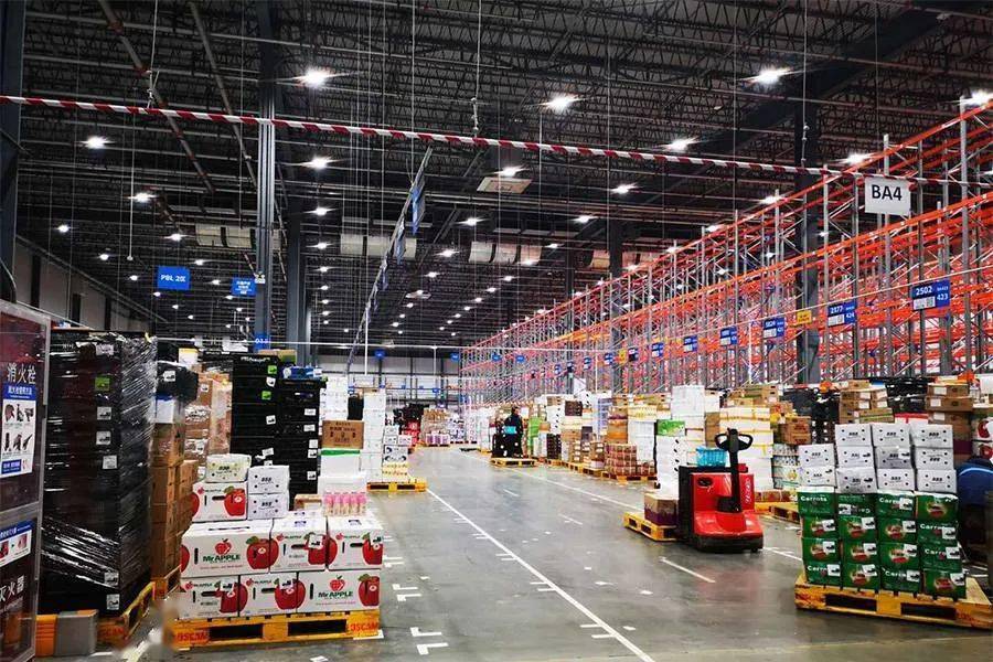 分拣到运输这一系列配送过程中,配送中心保障着仓库设备,运输工具的