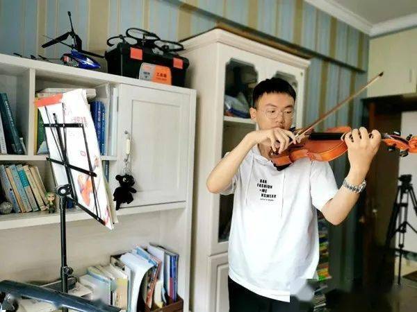 点赞昭通学子邱子涵点滴积累用试卷和书本铺出未来