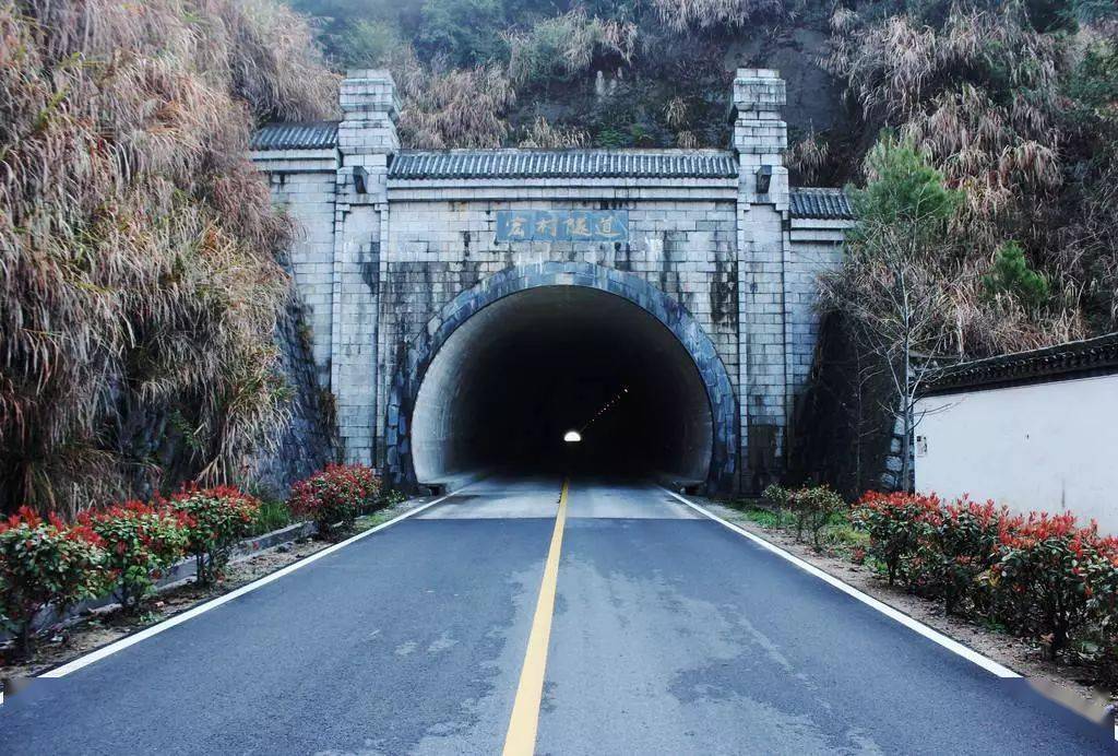 4,不得变换车道及超车由于隧道内特别是出隧道口的光线差,并且通常