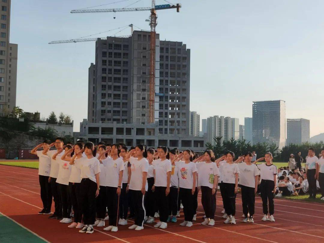 强健体魄释放青春记青岛二中2020级新生军训会操