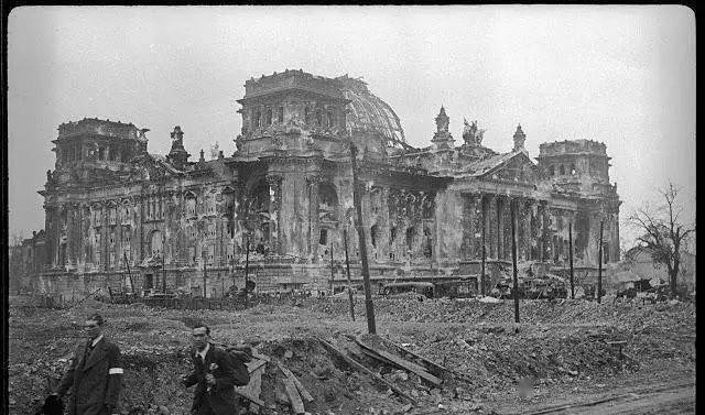 比如在二战时期的柏林之战中,德军在国会大厦外围设置了许多火力点