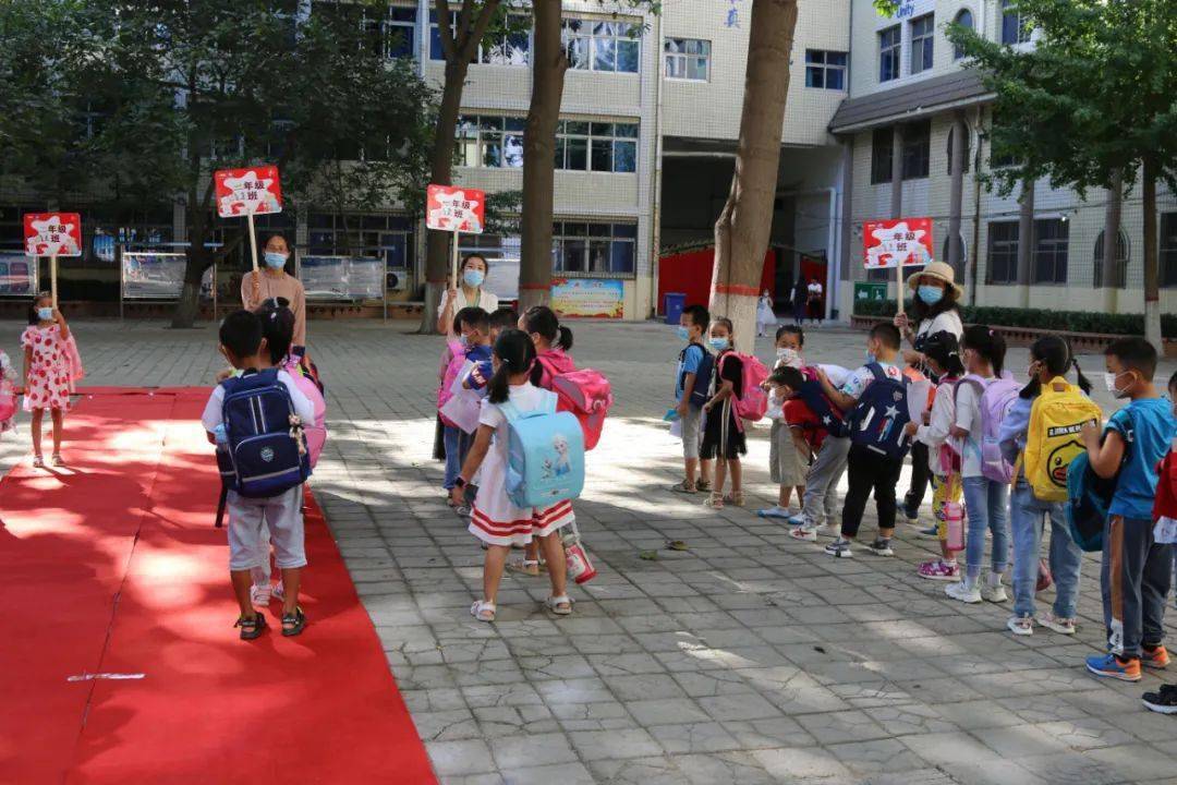 我是小學生啦保師附校南校區喜迎一年級新生報到