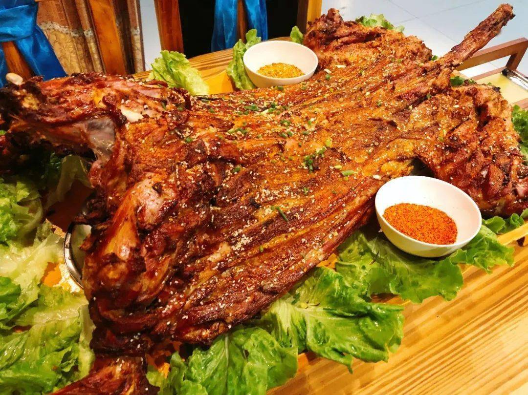 烤全羊提前2小时预约,身穿蒙古服,手捧烤羊肉!