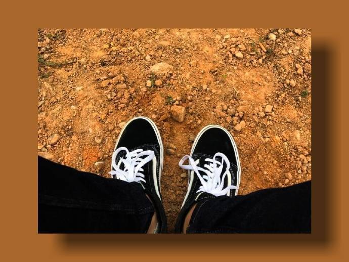 专注拍脚的老脚艺人易烊千玺上线,果然是自拍不够小脚来凑_jiojio