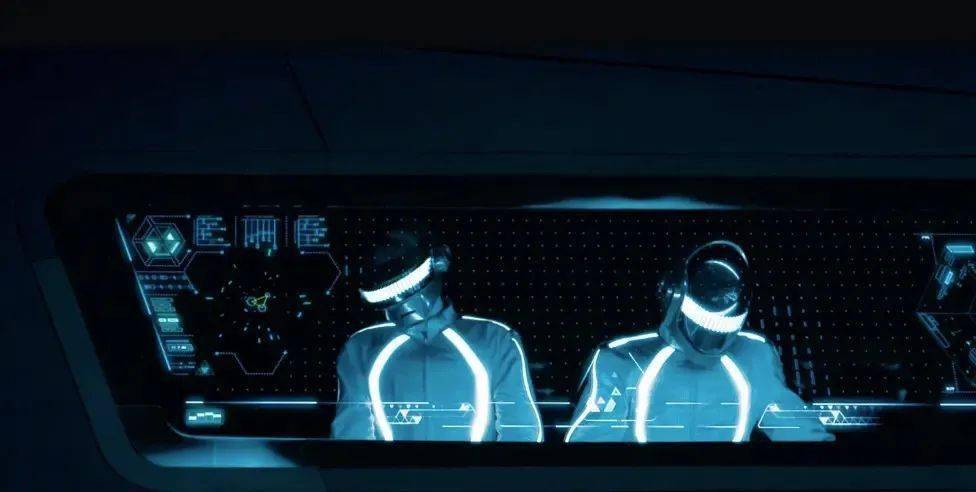 看上去简单廉价但其实自成风格的光轮效果,以及著名电子乐队蠢朋克