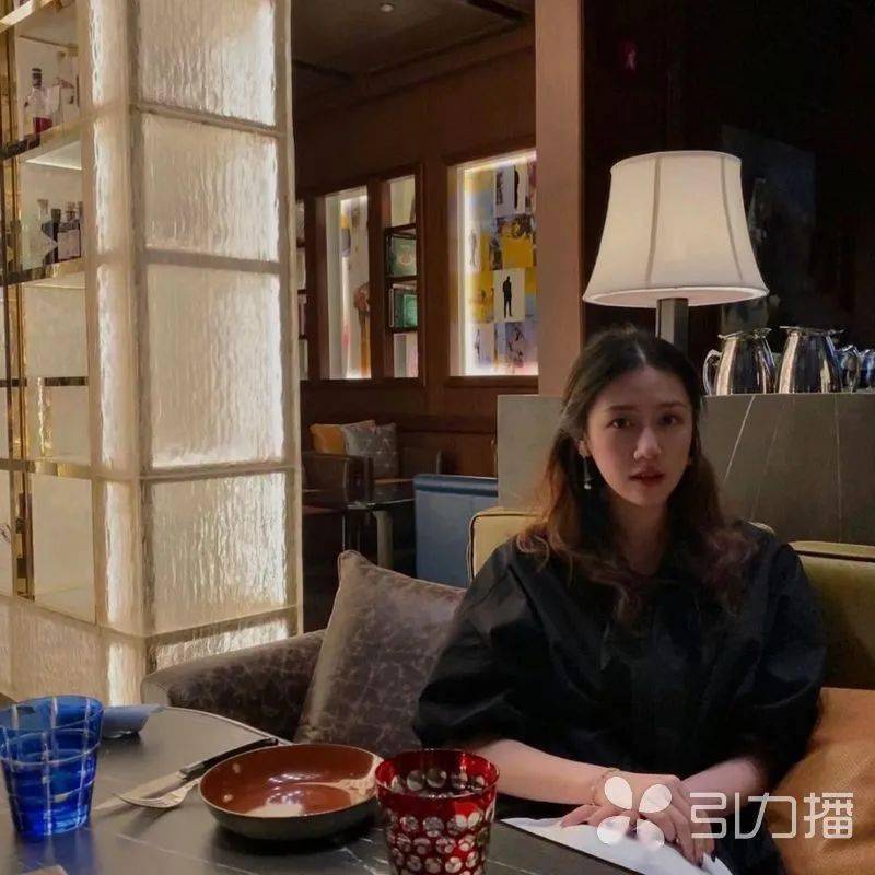 在伦敦时装学院就读时尚视觉营销及品牌专业的周欣宜.