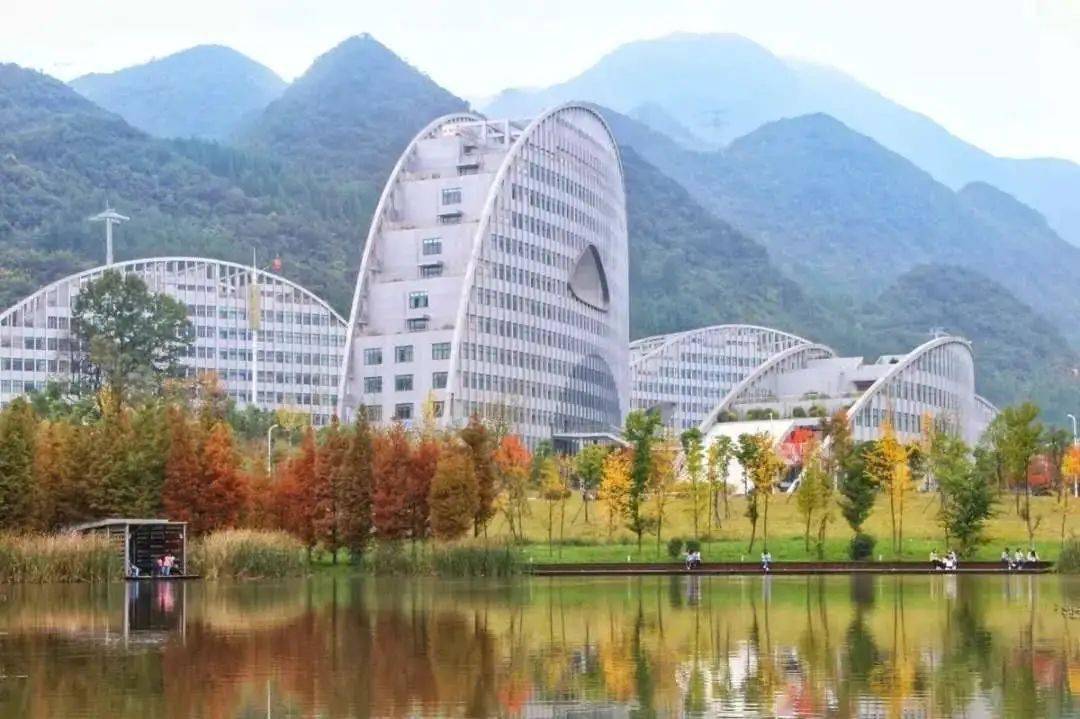 萌新专列新同学快上车小明学长带你逛校园