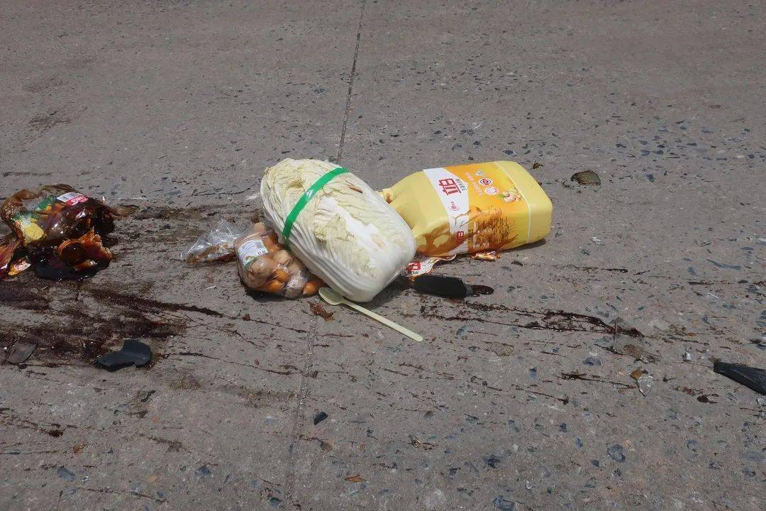 两瓶酱油,旁边散落一棵大白菜,地面上有一滩血迹民警在案发现场勘查时