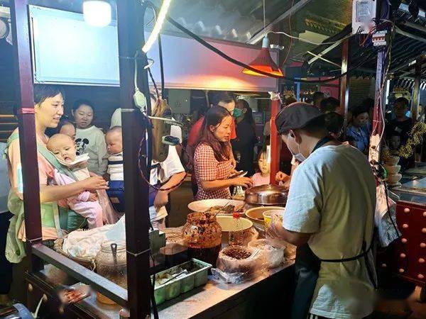 昭通省耕水街夜市持续走红