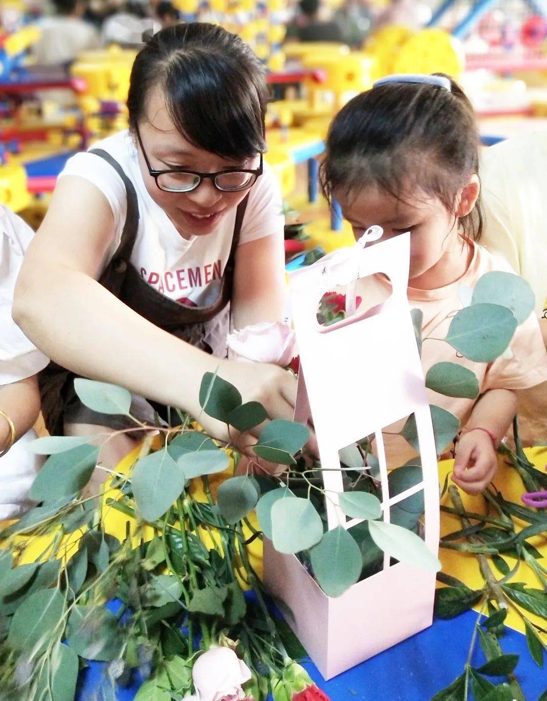 插花品香师情花艺东方名都幼儿园教师节活动剪影