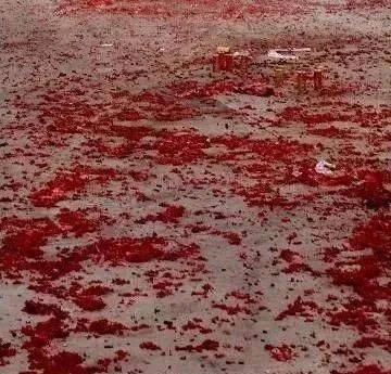 场所燃放烟花爆竹,或者燃放拉炮,摔炮,砸炮以及其他危险性较大的烟花