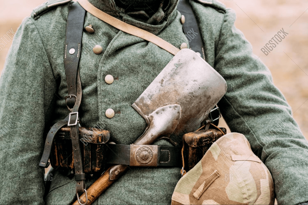 作为修筑战壕所需的"非战斗工具",工兵铲当然会给士兵进行大量配发