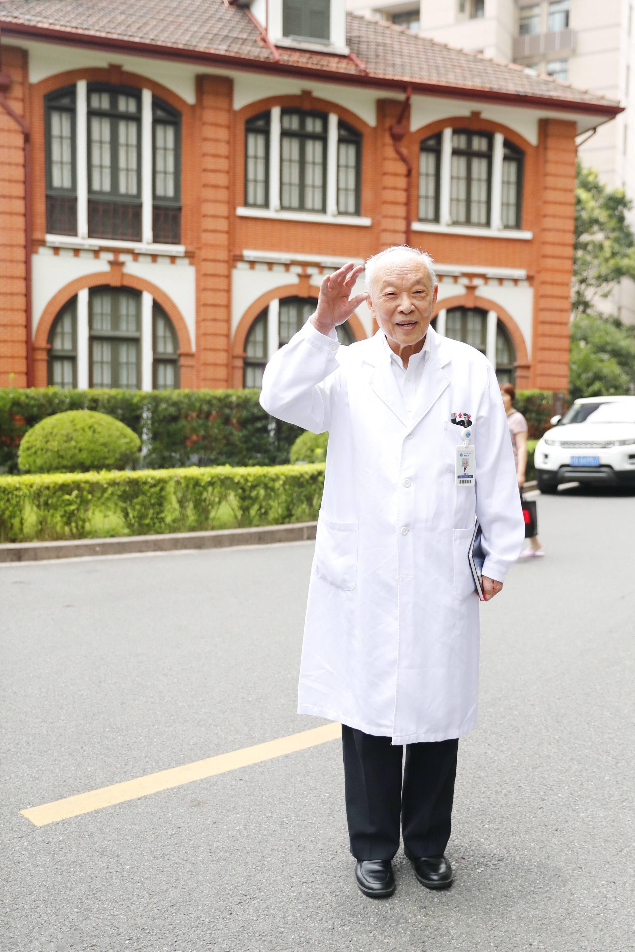 百万奖金全捐良医大师王振义96岁坚持开卷考试一辈子求索为患者