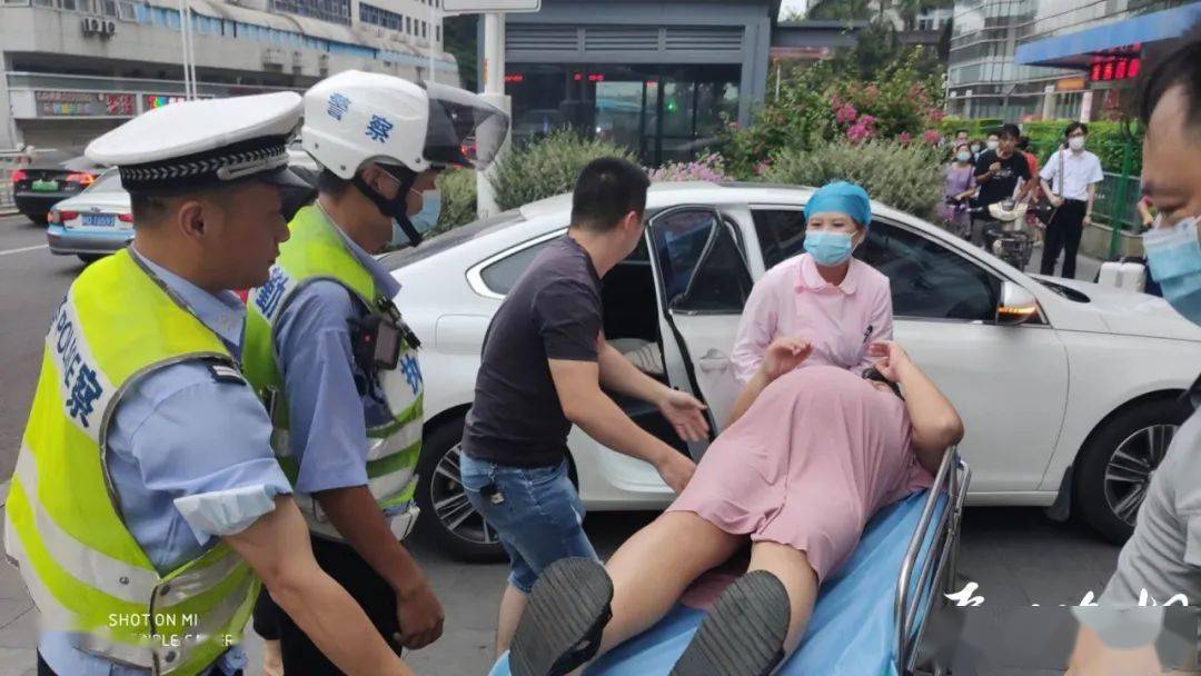 翔安隧道大堵,车流中一双胞胎孕妇羊水破了!警察叔叔出手了