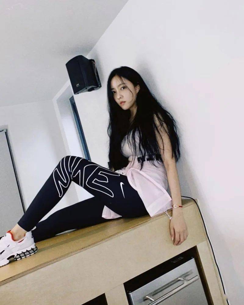 性感idol 转型球鞋女神!今天上脚最狠球鞋的居然是他.