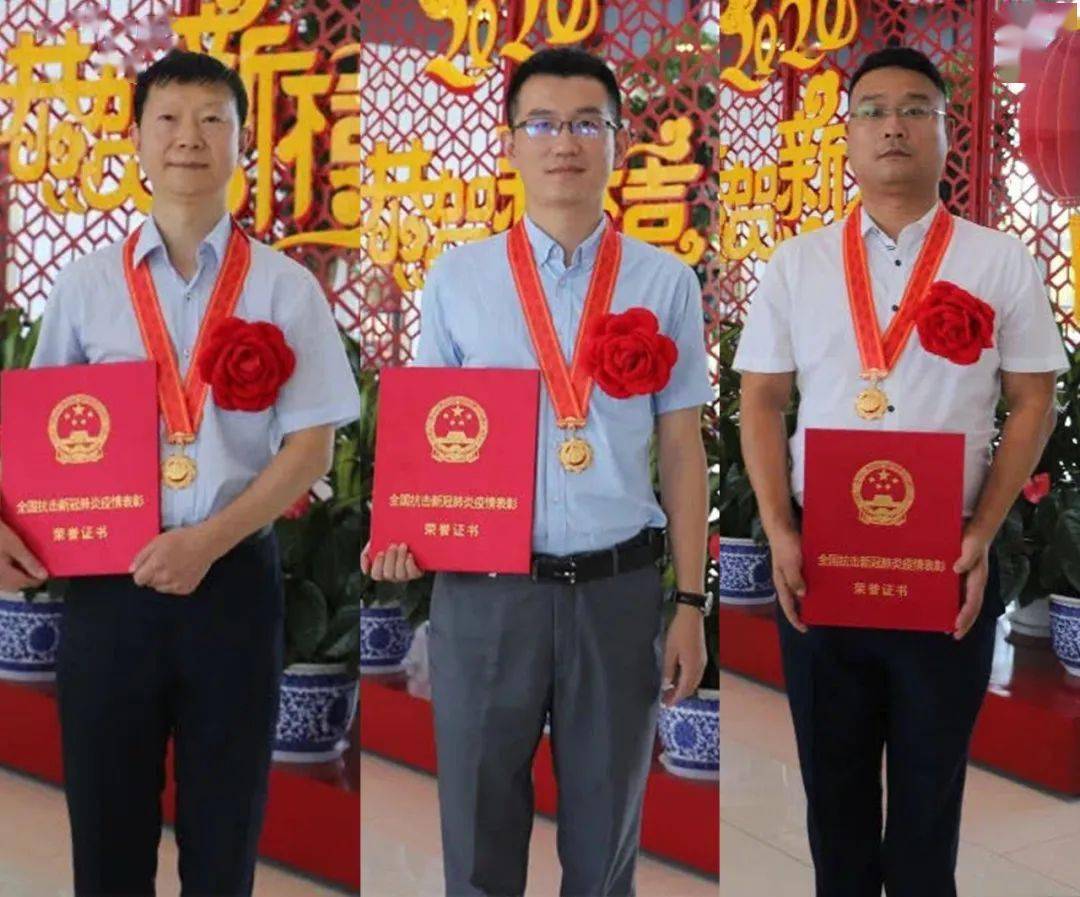 常务副部长张友生代表临时党委接受表彰杨力生,刘冰,白永波(从左至右)