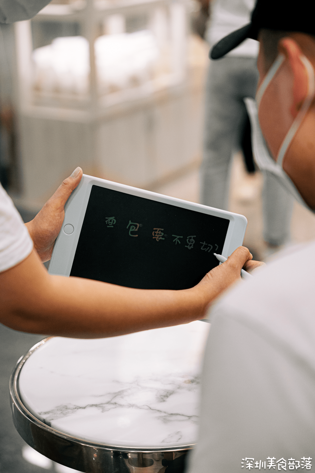 深圳,有一家"听不见"的面包店