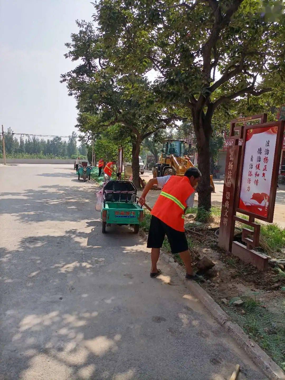 清理寿济路沿线两侧环境卫生▲街道韩坊村村两委成员清理村内环境