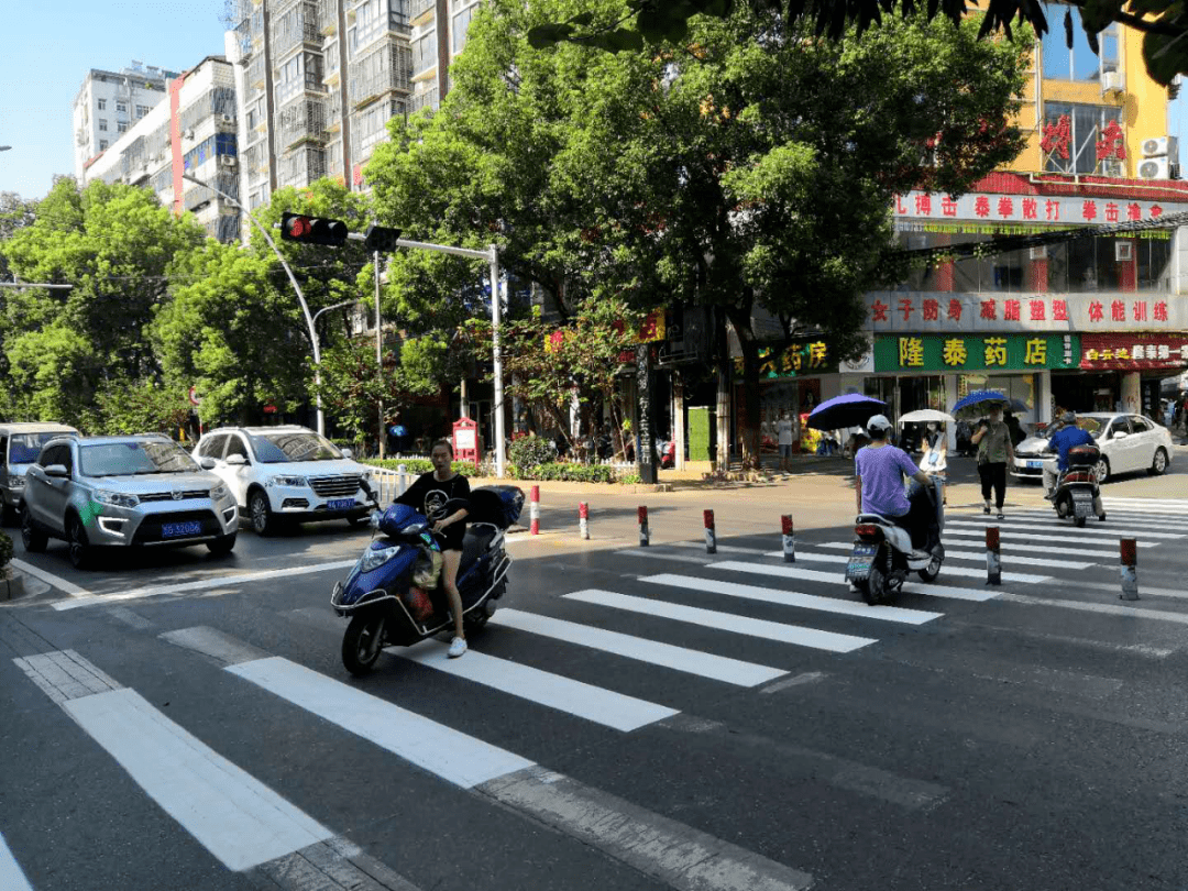 鄂州首批"请求式行人过街"信号灯系统亮相街头