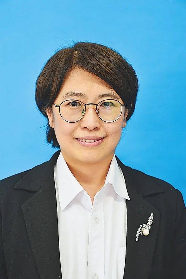 吕英檀,一二四中学语文教师,中学高级教师,市级骨干教师,从教24年始终