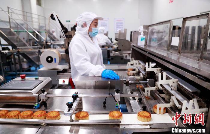 上海:全自动流水线生产月饼 新雅月饼日产20余万只供应市场