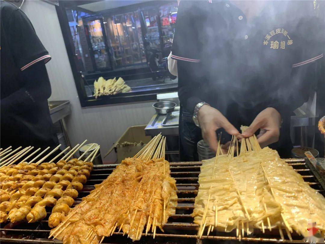 夜市的本溪豆皮怎能錯過本溪豆皮面筋一絕總之就是很迷幻又很上癮的