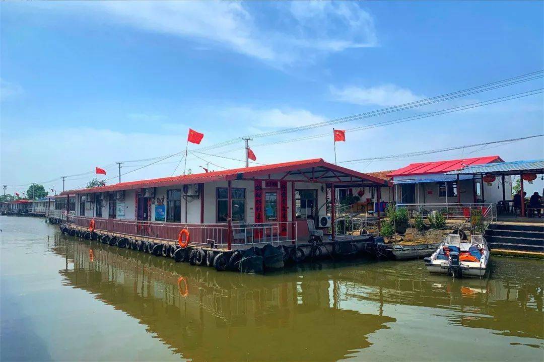 扎根扶贫劈波斩浪渔家村化身水上长安街