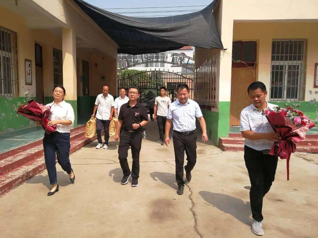 大手拉小手共谢恩师情共青团原阳县委开展教师节慰问活动