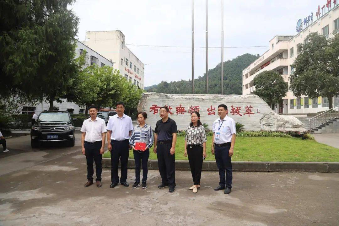 省教育厅杨亚培到旺苍开展走访慰问优秀教师暨开学工作调研活动