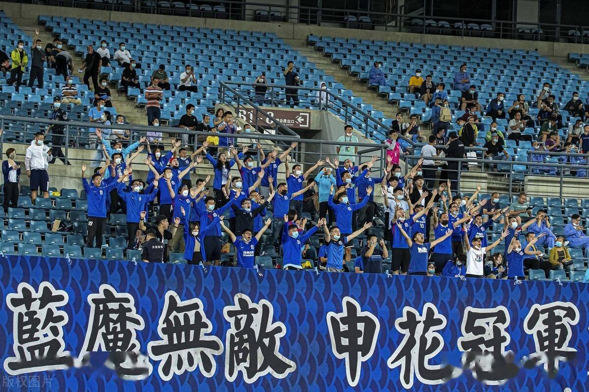 终于见到你,一起加油!申花对鲁能双方球迷入场助威