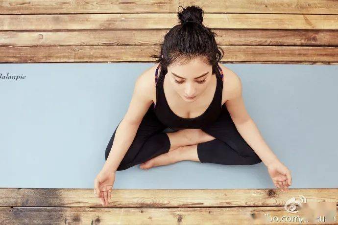 奥运冠军刘璇也在练孕期瑜伽倒立一字马堪称超人妈妈