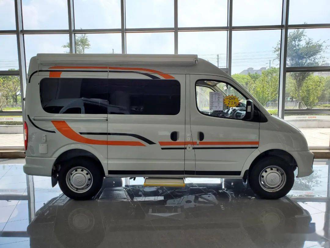 这款匠心房车大通v80短轴中顶房车基于上汽大通v80底盘打造而成,外观