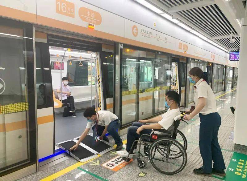 (三)车厢设置残疾人靠扶为保障障碍人士的乘车安全,每节列车车厢均设