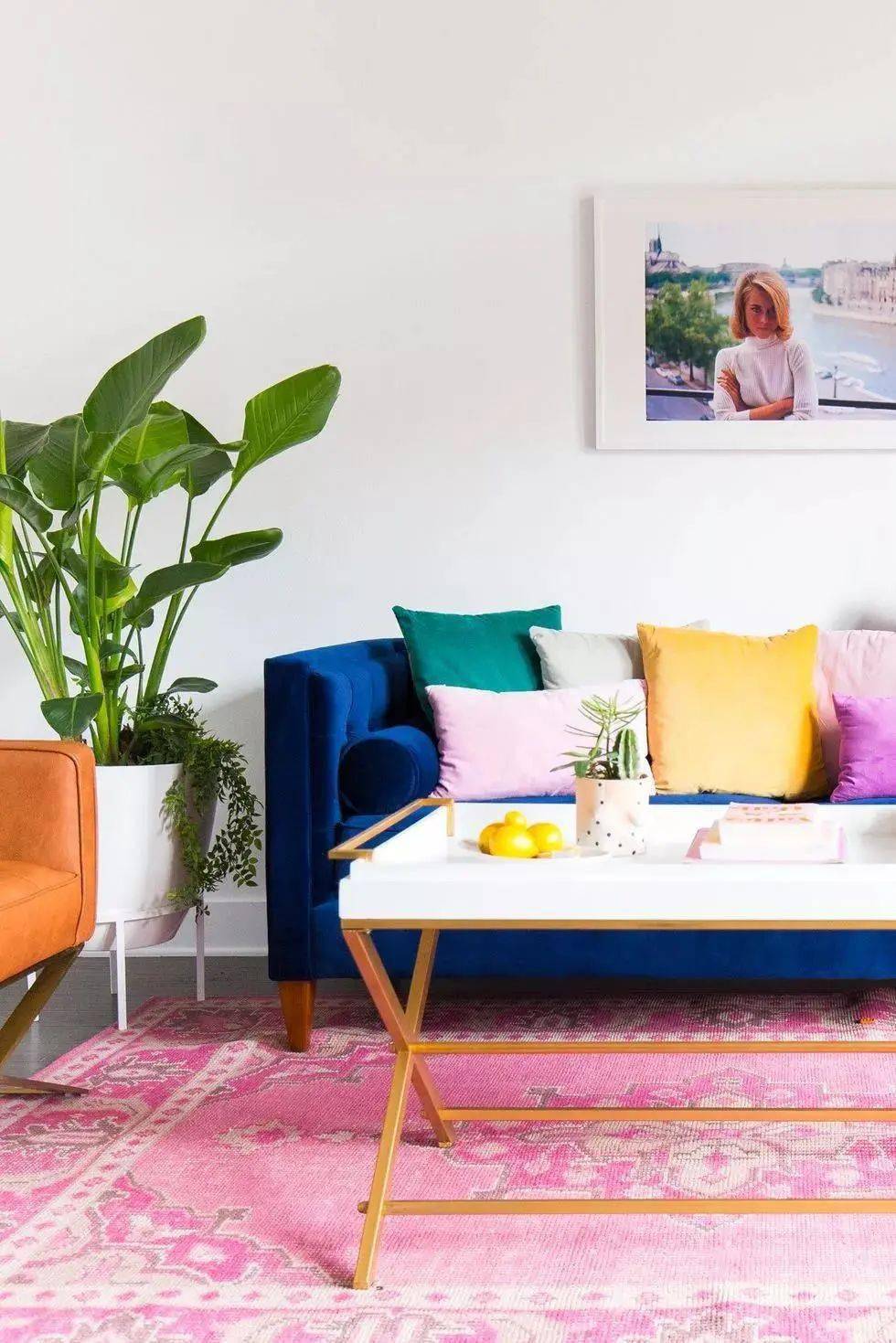 粉红色与棕色搭配营造出更加情绪化的氛围我们沉迷于这种复古色彩游戏