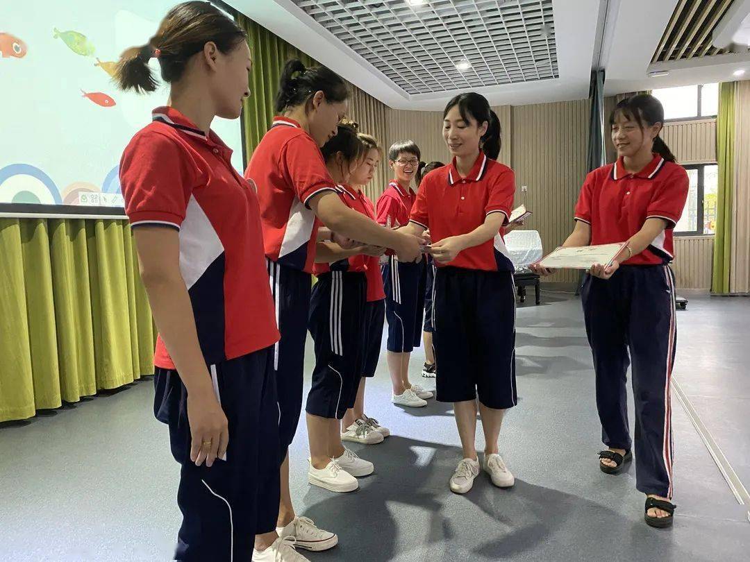 立师德正师风黄宅镇中心幼儿园教师节活动