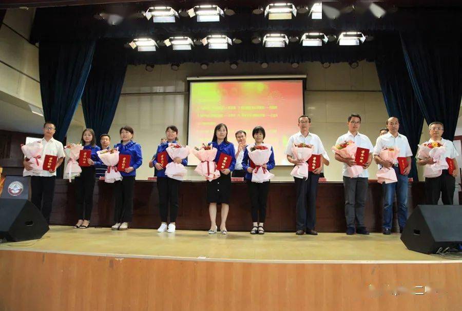 德州二中举行2020年教师节庆祝暨表彰大会