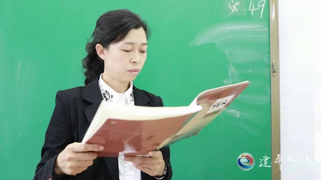 孙淑杰是县高级中学教导处副主任,同时还是一名班主任.