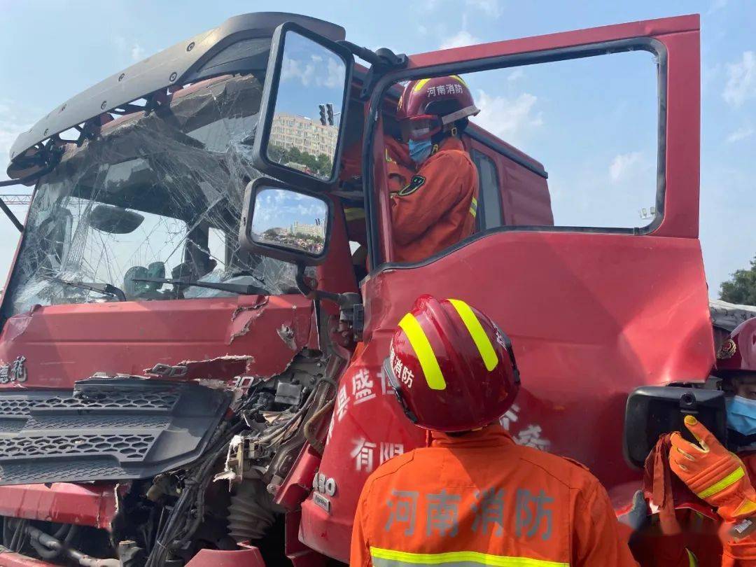半挂车追尾一人被困 鹤壁消防紧急救援