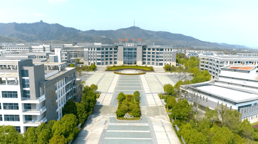 9月9日下午,在宣城中学体育场上,第36个教师节庆祝大会暨2020~2021学