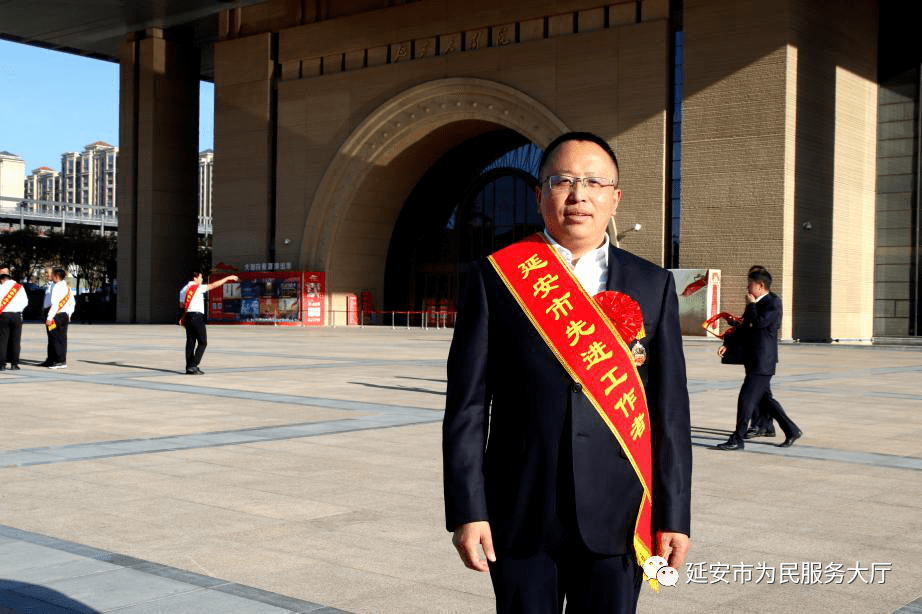 行政审批改革战线的优秀代表石仰恒荣获"延安市先进工作者"_宝塔区