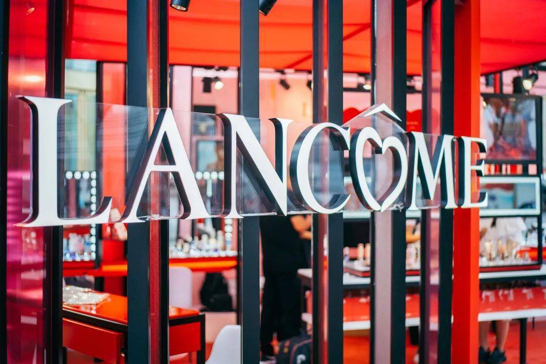 现身徐州街头兰寇独家限时快闪店竟搬来一座少女梦幻梳妆台还送口红