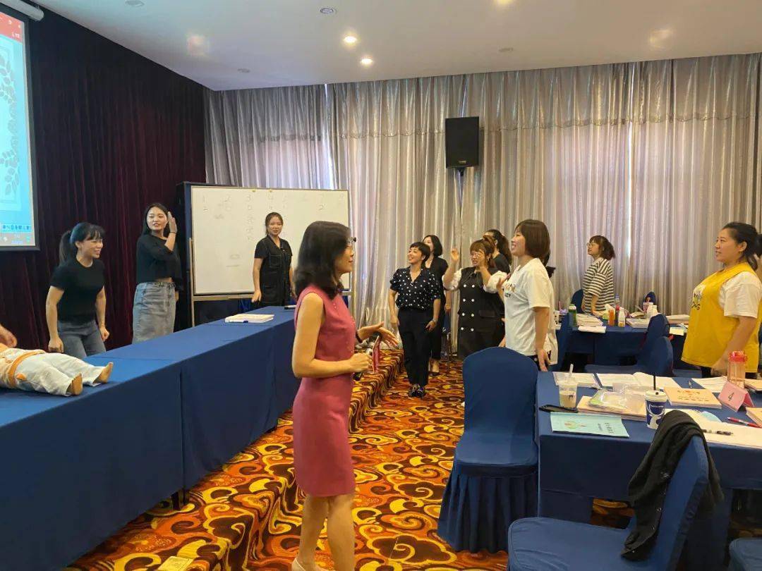 老师们在刘薇老师的带领下系统性学习了0-6岁神奇大脑课程,在培训过程
