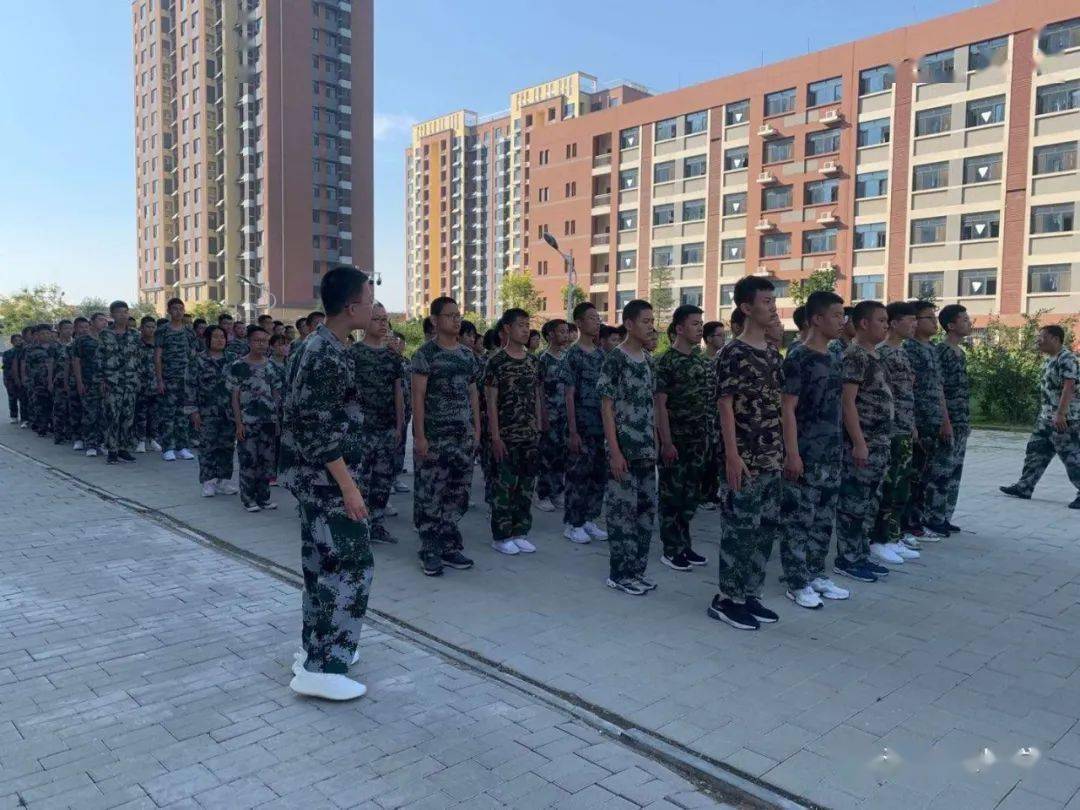 【萌新升级中】严勤活实,我之践行_军训