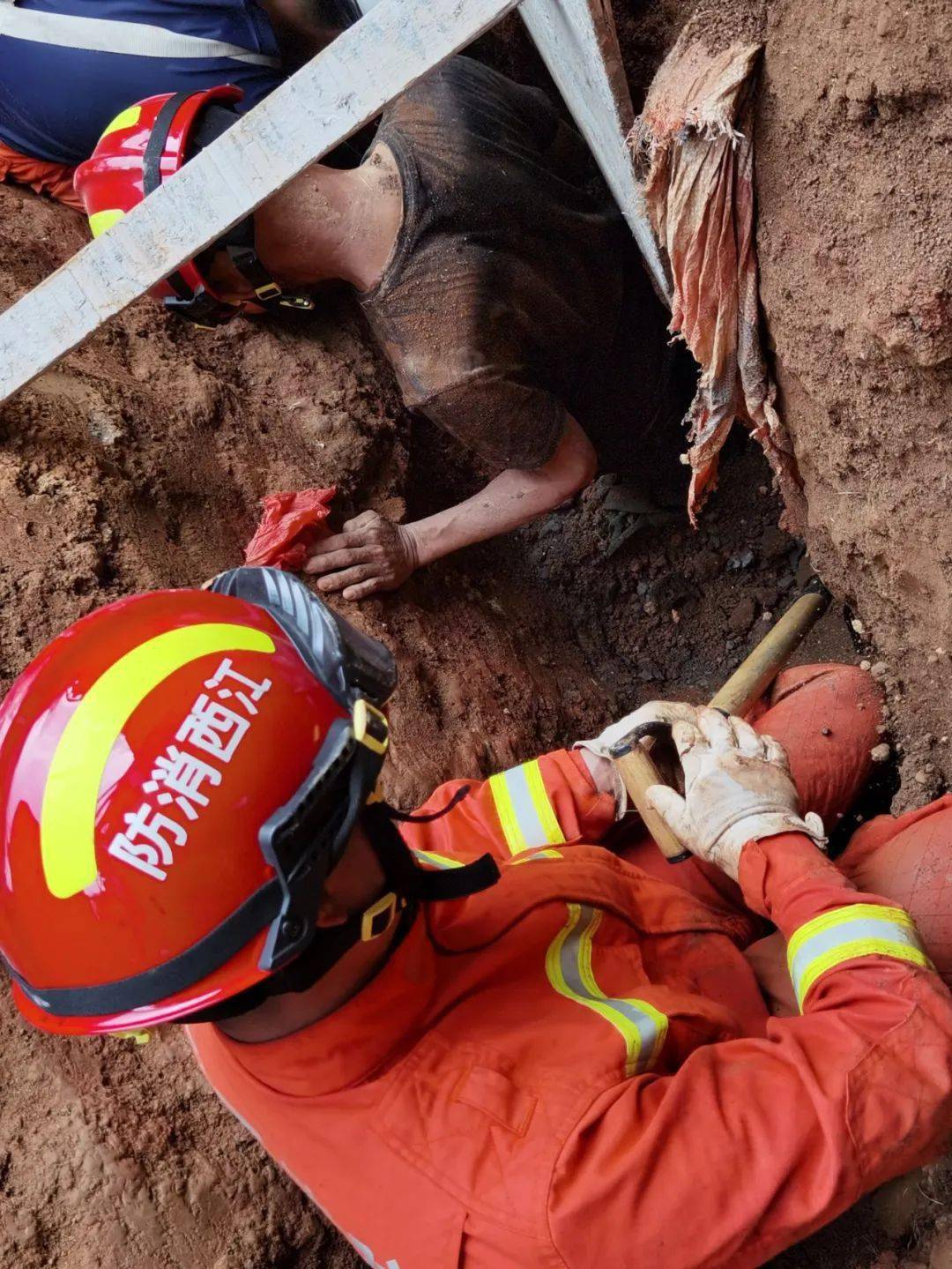 九江濂溪区一工地意外塌方致工人被埋消防员挖土营救