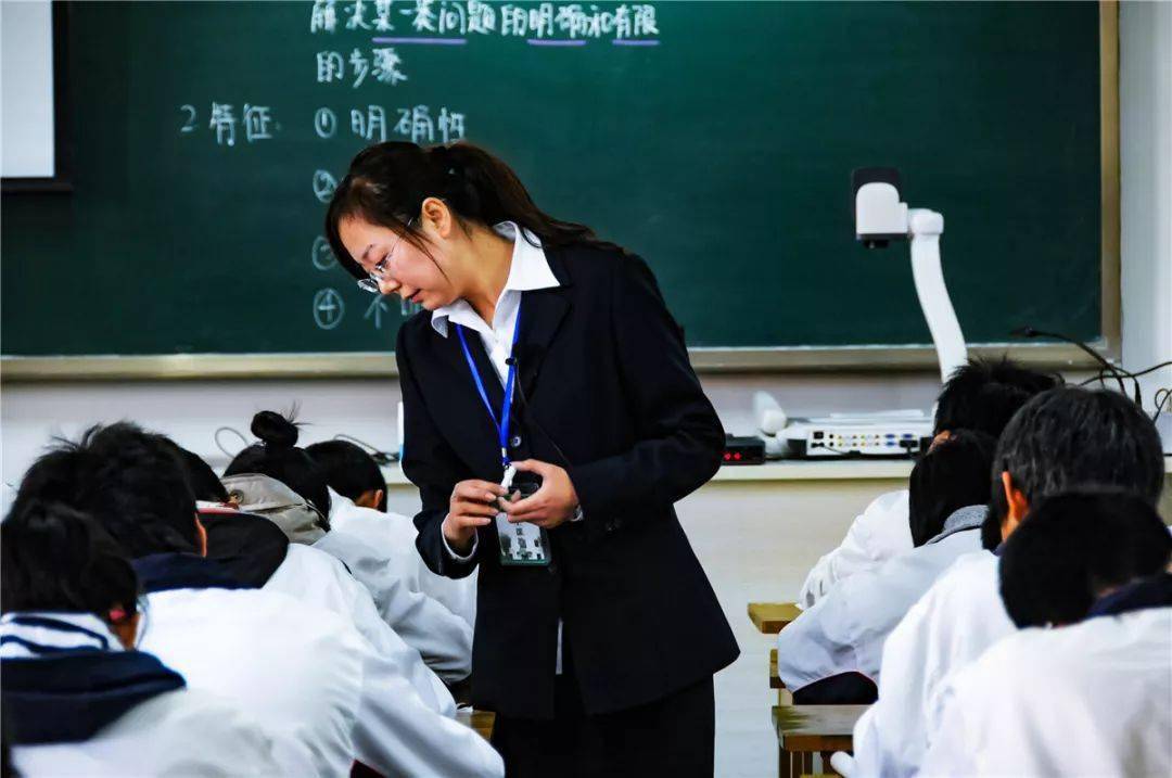 教师节特辑 | 一支粉笔两袖清风,三尺讲台四季晴雨_老师