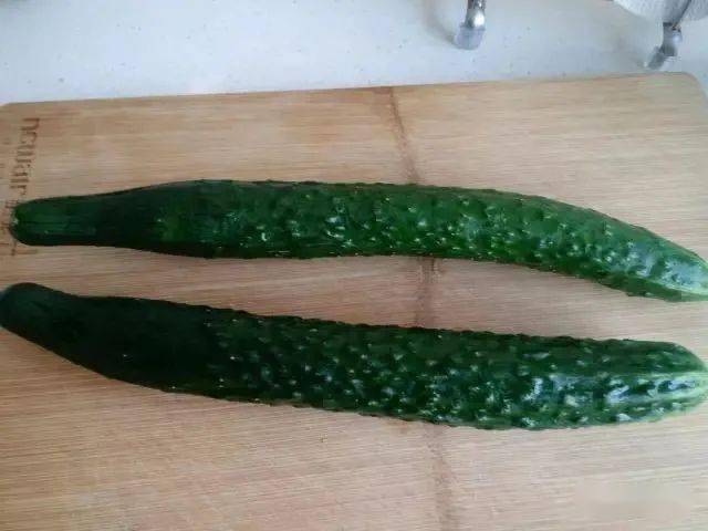 黄瓜2根洗净.