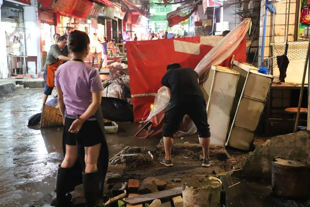 西门菜市场车祸图片