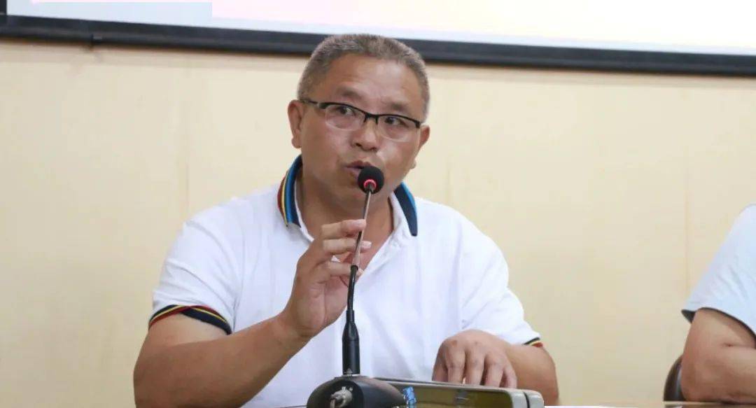 易胜利副校长宣读表彰决定闵嗣生校长,易胜利副校长